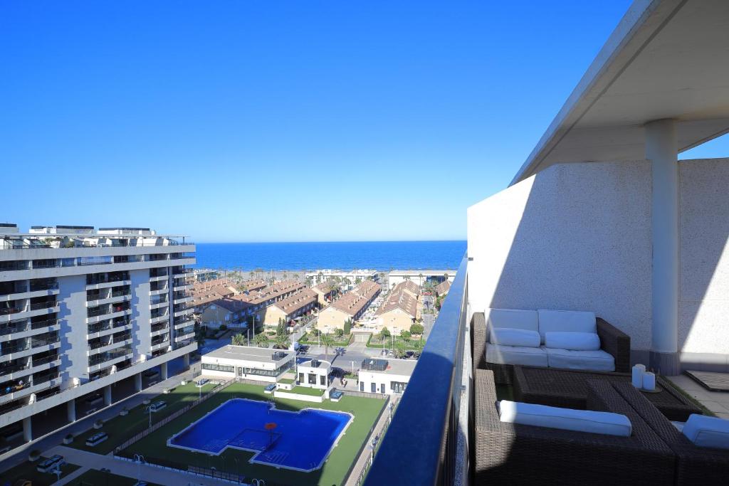 einen Balkon mit Meerblick auf einem Gebäude in der Unterkunft ÁTICO PATACONA BEACH PLAYA in Valencia