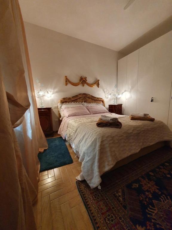 um quarto com uma cama grande e um tapete em B&B Chez Elisabeth em Pádua