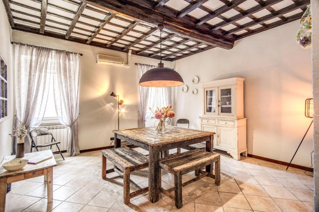 un soggiorno con tavolo e sedie in legno di La casa nel Borgo di Ostia Antica a Ostia Antica