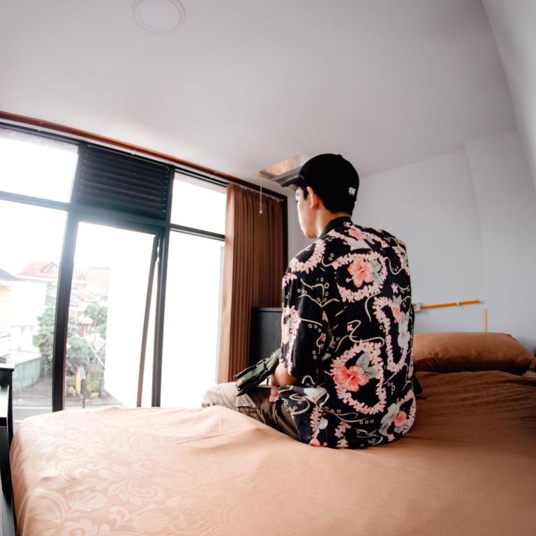 Postel nebo postele na pokoji v ubytování AUR KUNING HOSTEL SYARIAH Bukittinggi