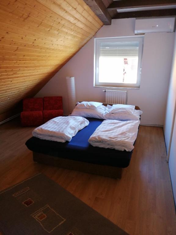 A bed or beds in a room at Szent György Vendégház