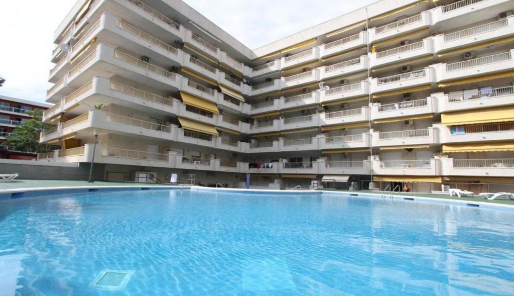 ein leerer Pool vor einem Gebäude in der Unterkunft S_Apartamento in Salou