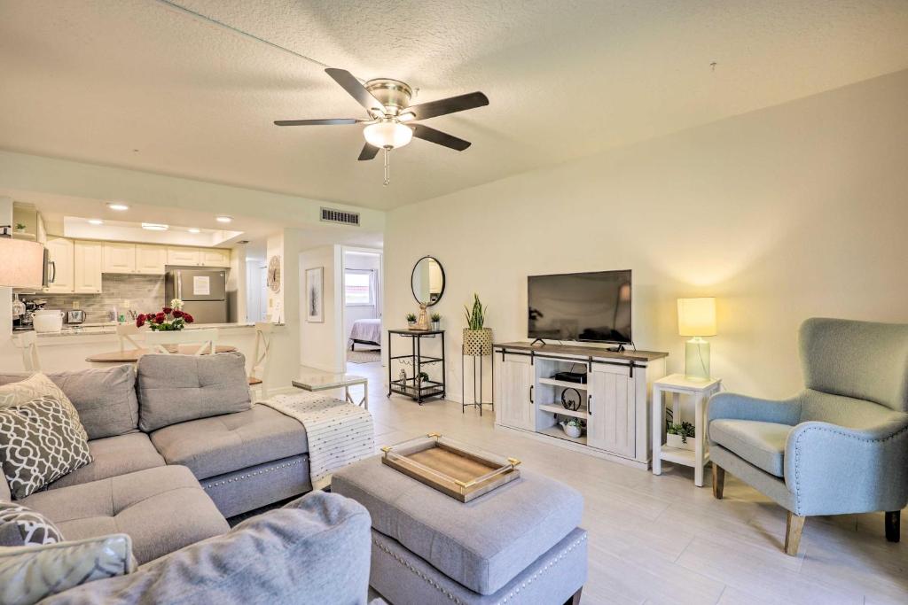 Una sala de estar con un sofá y un televisor. en St Augustine Getaway with Porch 1 Block to Beach!, en St. Augustine