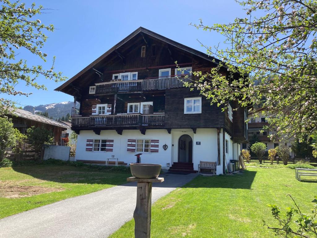 ein Haus mit einem Vogelfutter davor in der Unterkunft Kitzbühel Apartments Haus Brugger in Kitzbühel
