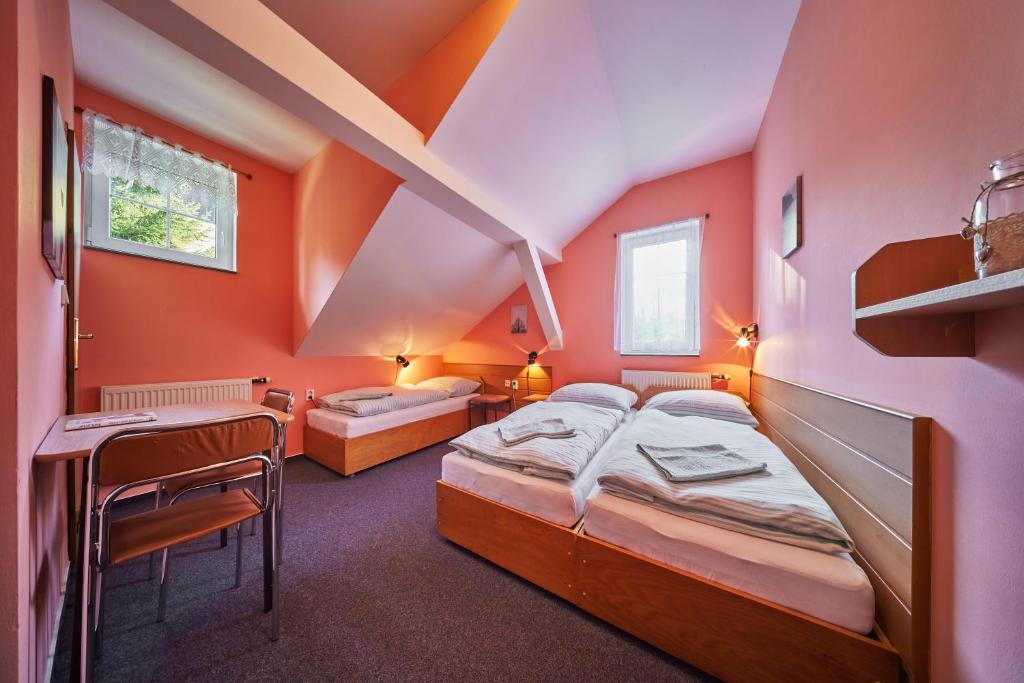 Łóżko lub łóżka w pokoju w obiekcie Pension Říp