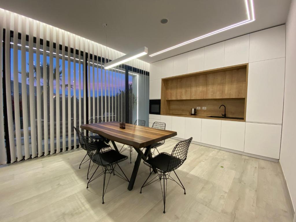 Kuchyň nebo kuchyňský kout v ubytování White Beach Villa 2 - Luxury