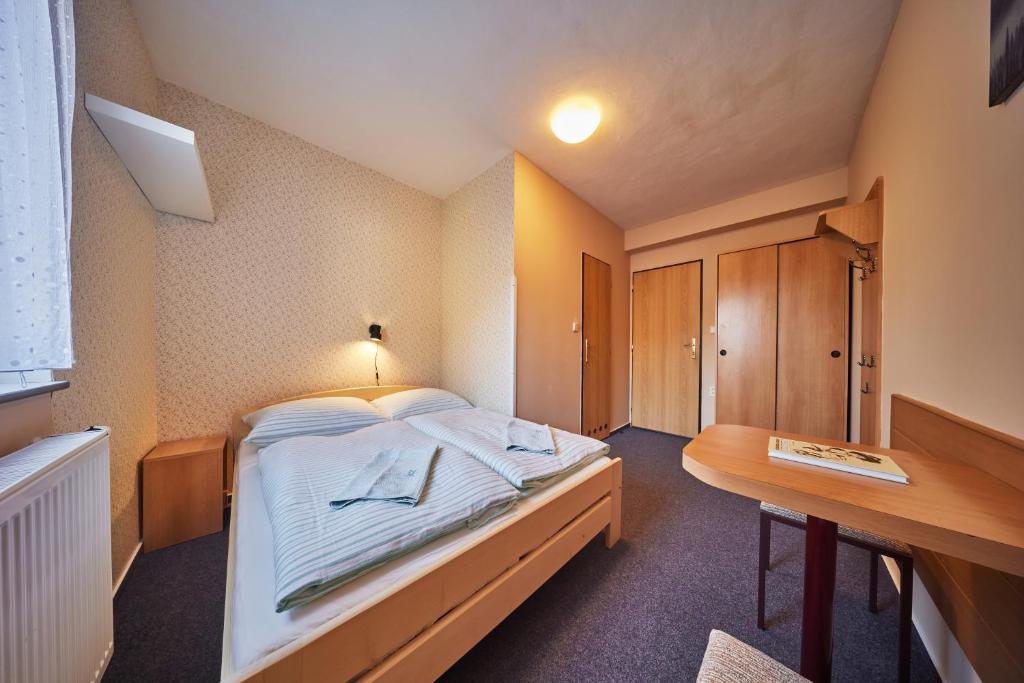 Łóżko lub łóżka w pokoju w obiekcie Pension Říp