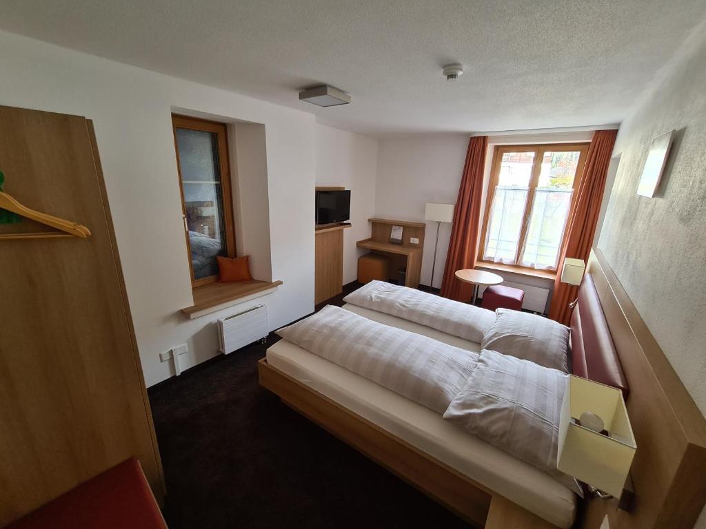 Postel nebo postele na pokoji v ubytování Hotel Stätzerhorn