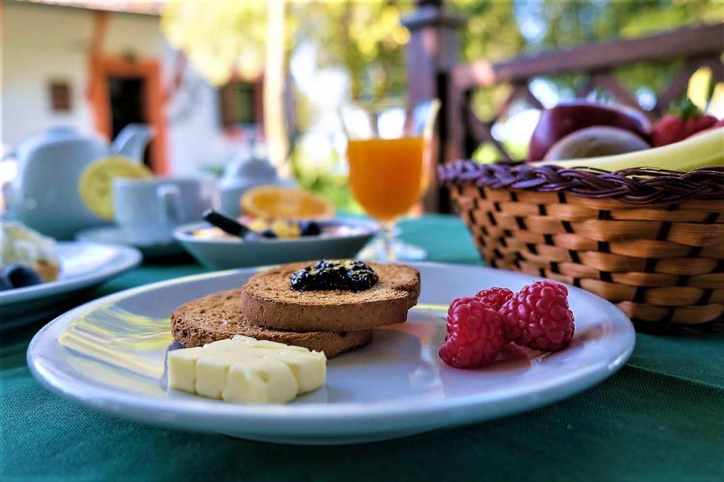 Jedlo v ubytovaní bed & breakfast alebo blízkom okolí