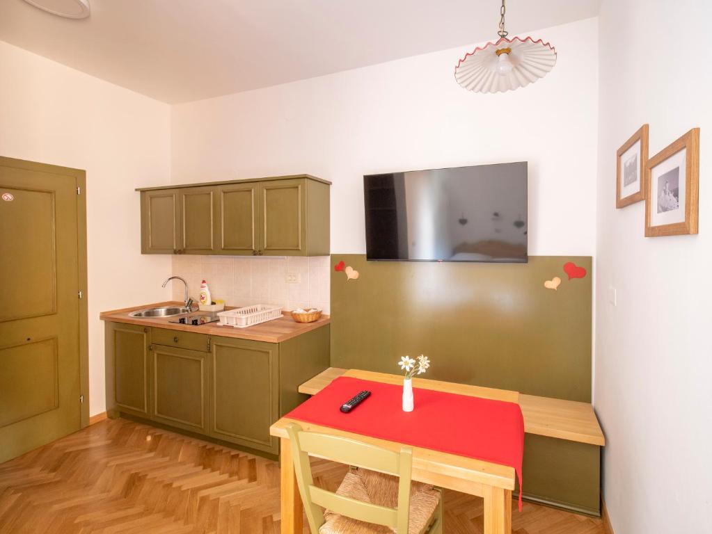 Kuchyň nebo kuchyňský kout v ubytování Berghi Hotel and Apartments