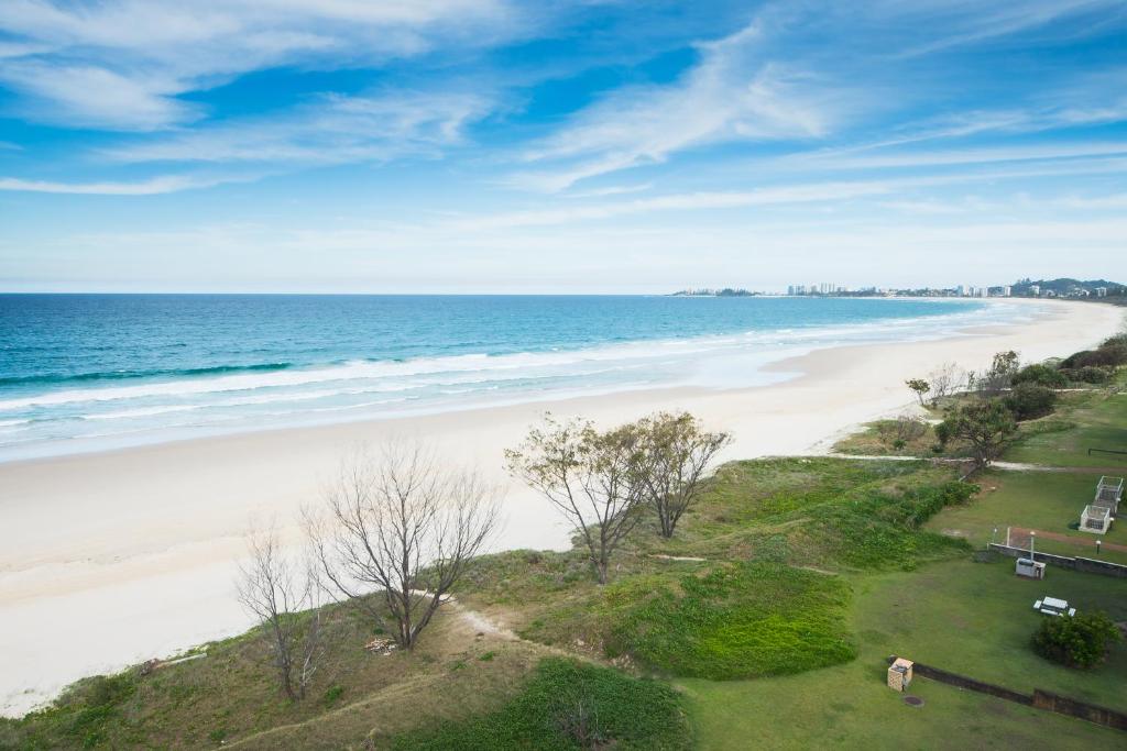 una vista aérea de una playa con el océano en San Simeon Beachfront Apartments Tugun, en Gold Coast