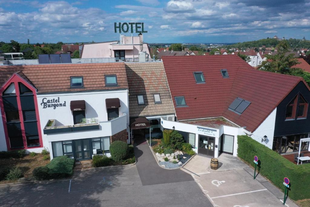 ディジョンにあるThe Originals City, Hôtel Castel Burgond, Dijon Ouest (Inter-Hotel)の赤い屋根のホテルの上面の景色