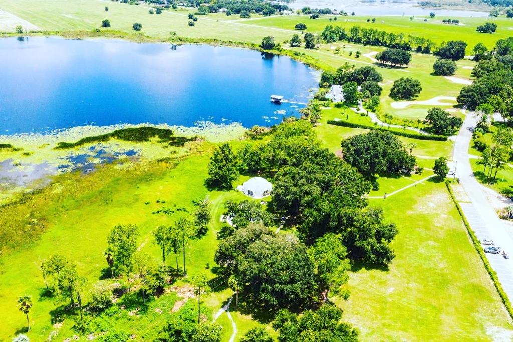 una vista aérea de un parque con un lago en ROOM 03 - Lake Sumner en Clermont