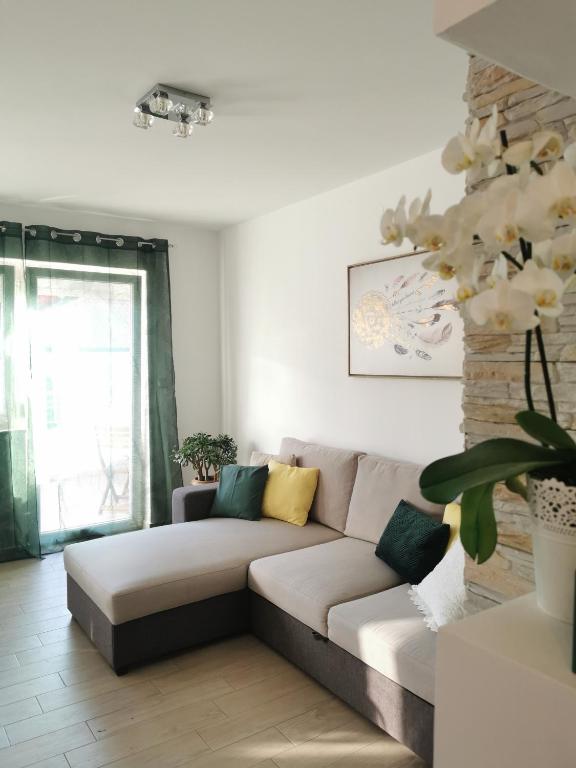 ein Wohnzimmer mit Sofa und Fenster in der Unterkunft Kenzo apartment in Senj