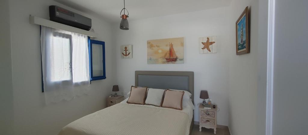 Кровать или кровати в номере Pasithea Villa Finiki