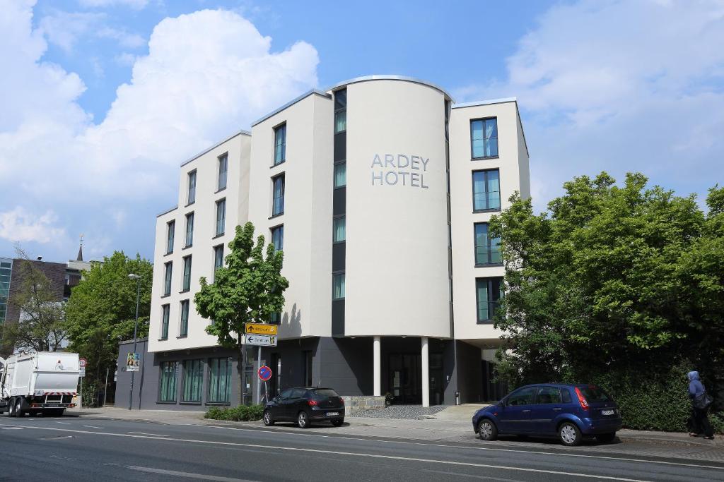 um grande edifício branco com um hotel aaby escrito nele em Ardey Hotel em Witten