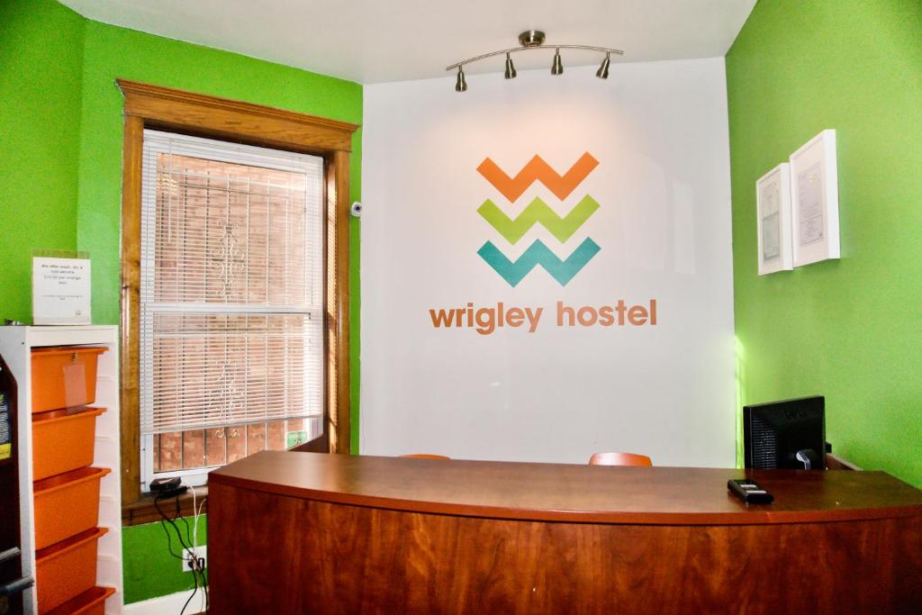 シカゴにあるWrigley Hostel - Chicagoの塀に瑠璃の看板を貼った事務所