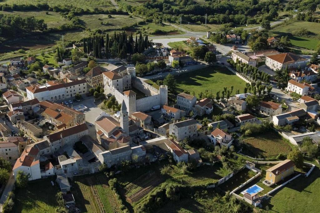 Widok z lotu ptaka na obiekt Holiday house in Svetvincenat with Terrace, Air conditioning, WIFI, Washing machine (4843-1)