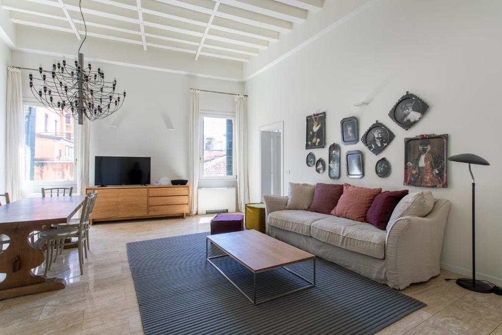 Televízia a/alebo spoločenská miestnosť v ubytovaní Infinite House Guglie