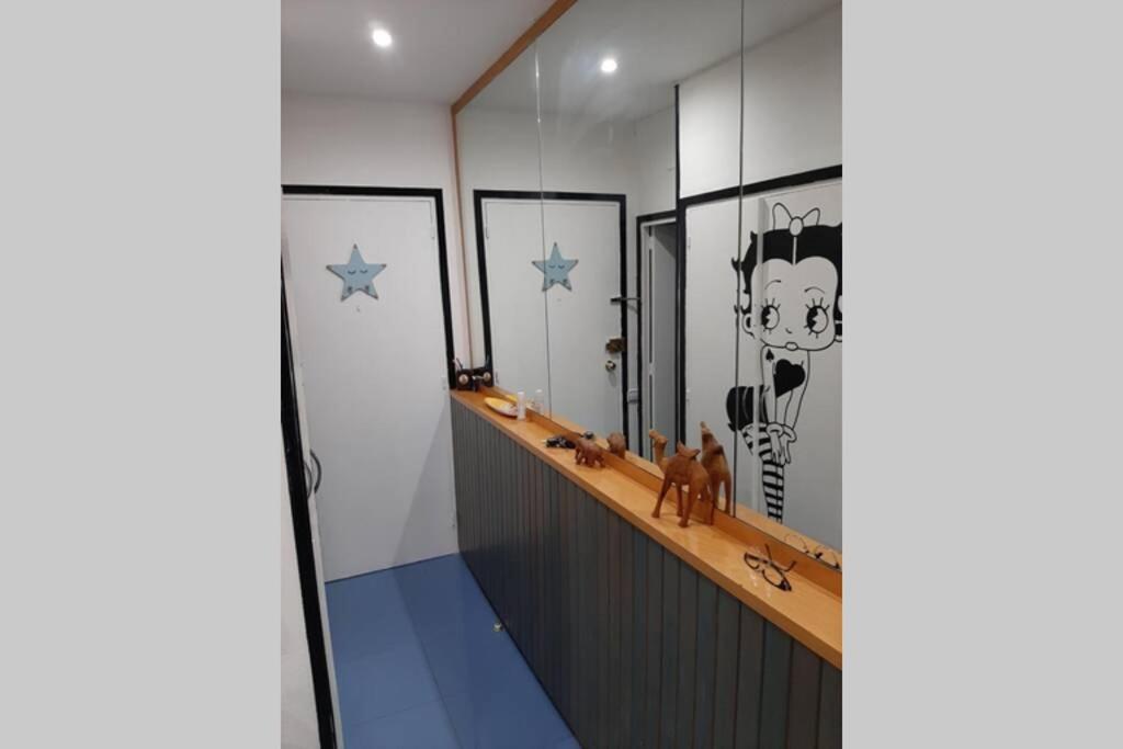 a bathroom with a shelf with a painting of a man at Estudio en la Pineda todo en un ambiente cerca de Port Aventura in La Pineda