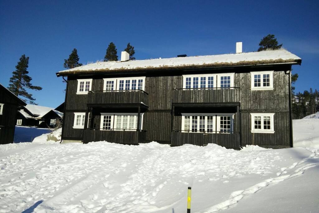 una casa con la neve per terra davanti di Apartment Gaustablikk a Gaustablikk