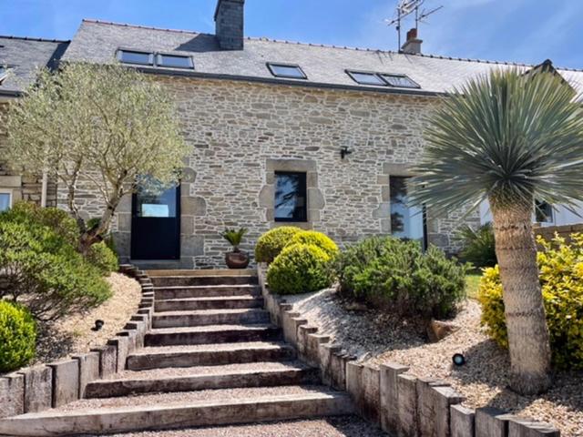 une maison en pierre avec des escaliers en face de celle-ci dans l'établissement Ti Giz Breizh - Maison bretonne sur la Vilaine, à Camoël