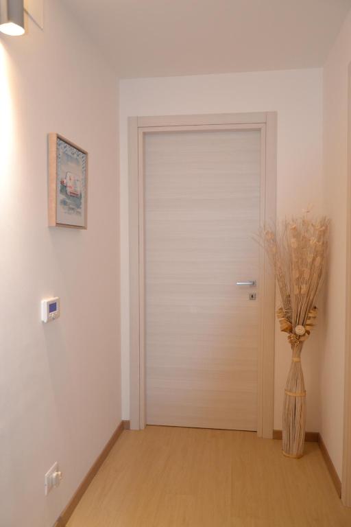 a white door in a room with a vase at Casa Annadelia in Silvi Paese