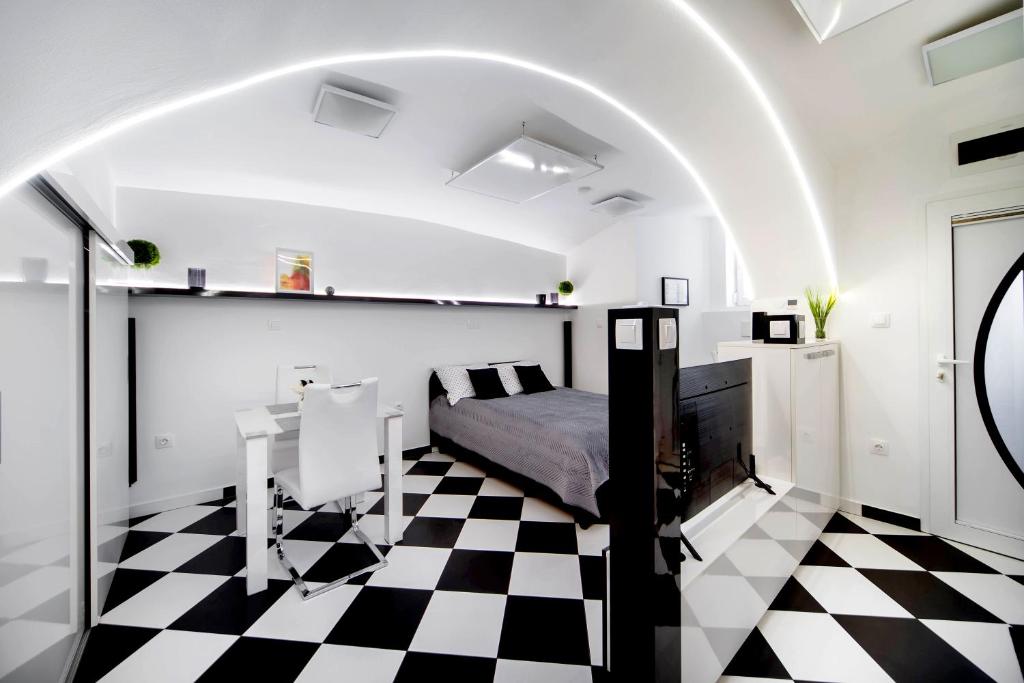 Black and White Studio - Apartment