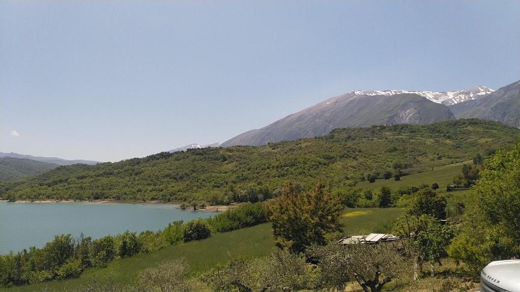 einen Blick auf einen See mit Bergen im Hintergrund in der Unterkunft Lake Retreat - Aventino Apartment - Beautiful lake and mountain views in Palombaro
