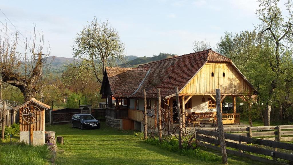 a barn with a car parked in front of it at Casa Emma Ház in Sovata