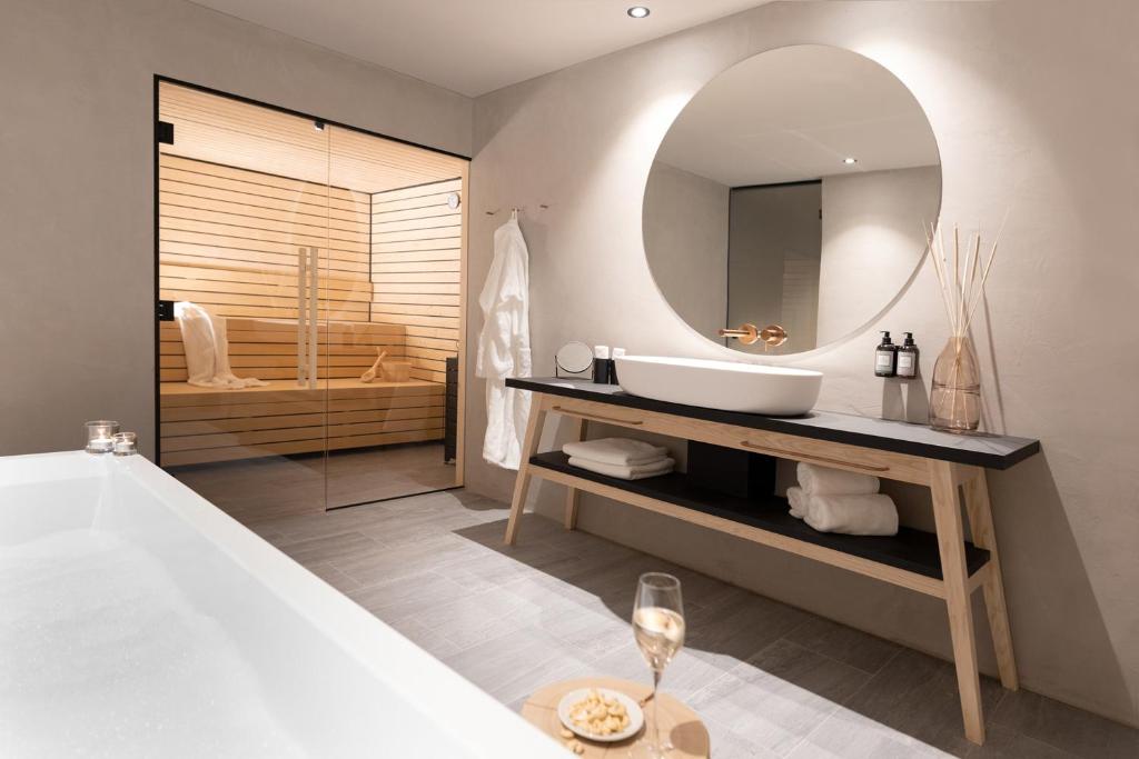 Postel nebo postele na pokoji v ubytování Amrai Suites