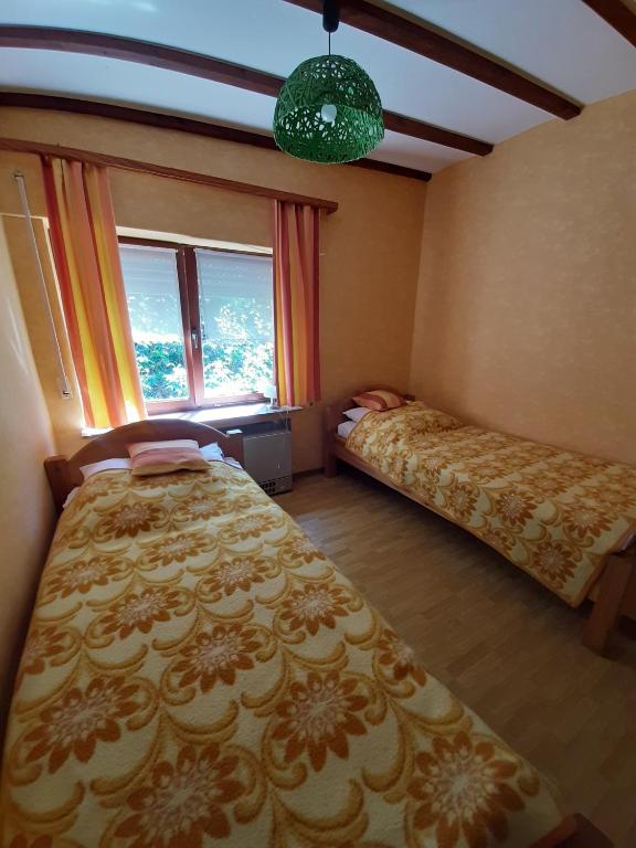 Postel nebo postele na pokoji v ubytování Ferienhaus Chalet Cottage Ourtalblick 2km von Vianden-Lux