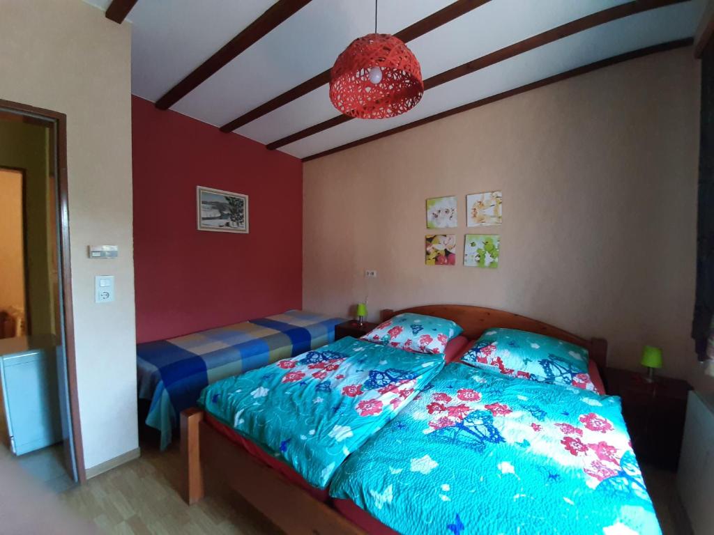 Postel nebo postele na pokoji v ubytování Ferienhaus Chalet Cottage Ourtalblick 2km von Vianden-Lux