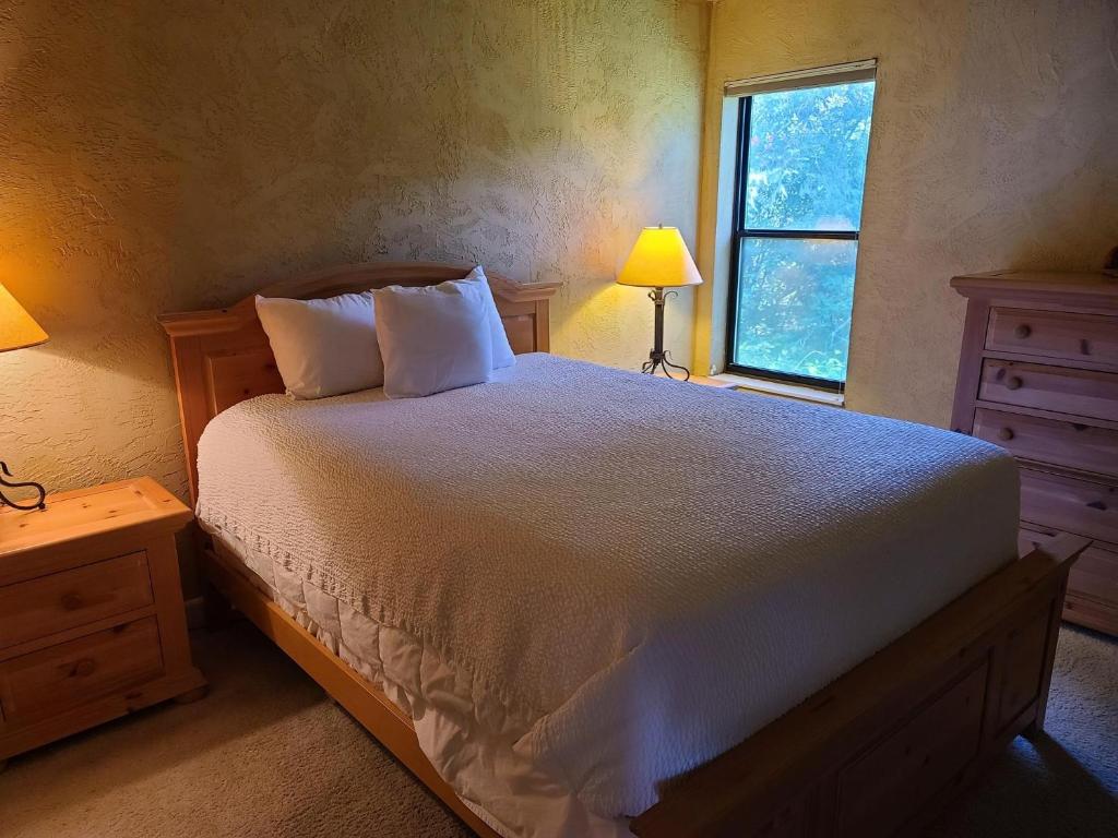 Postel nebo postele na pokoji v ubytování Embarcadero Resort