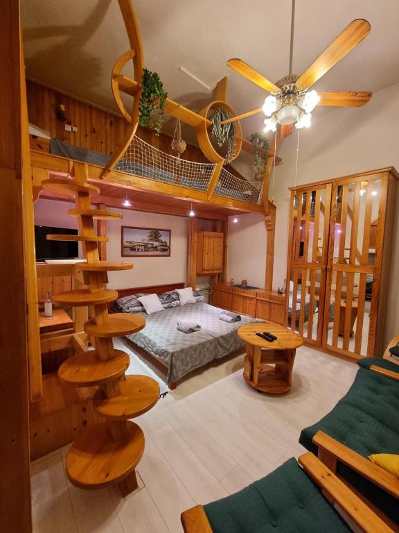 Postel nebo postele na pokoji v ubytování Little Cozy Apartman