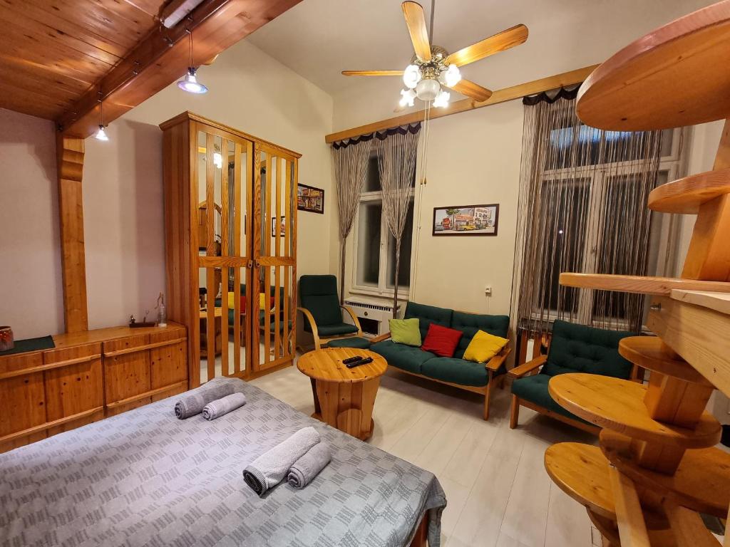 Postel nebo postele na pokoji v ubytování Little Cozy Apartman