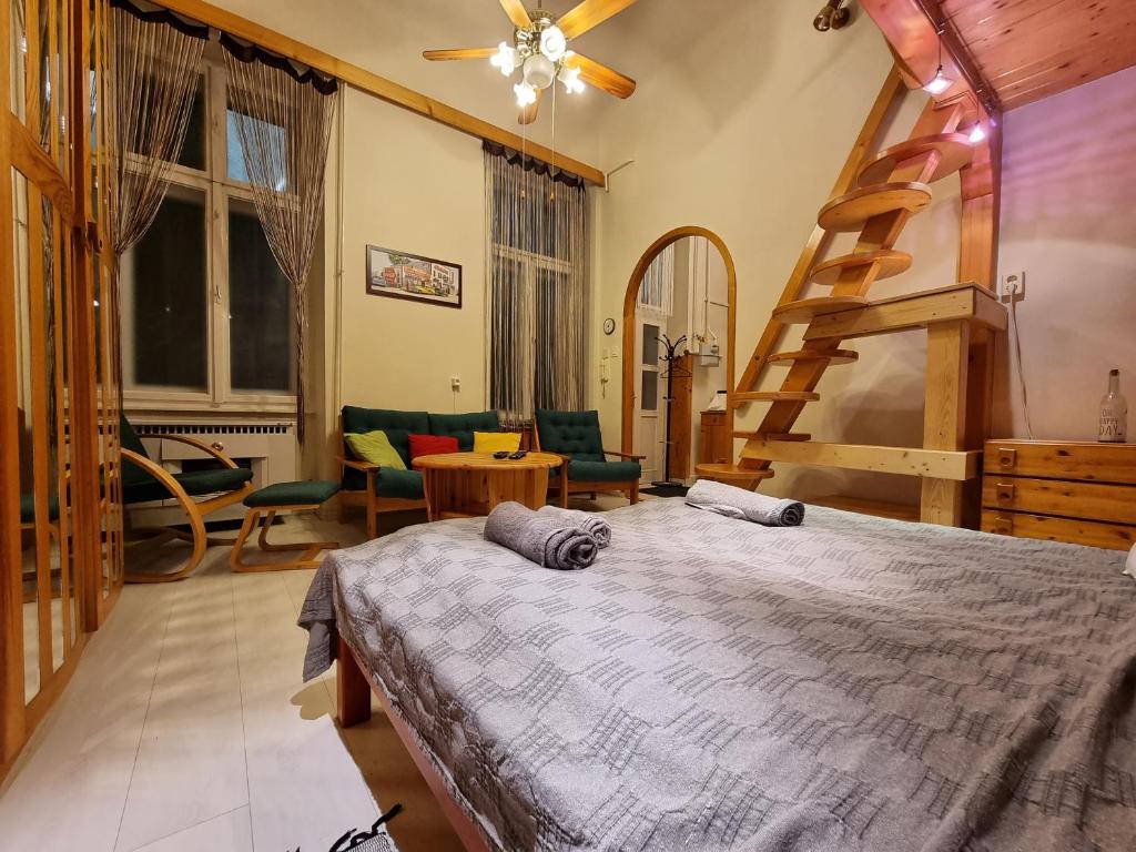 Postel nebo postele na pokoji v ubytování Little Cozy Apartman