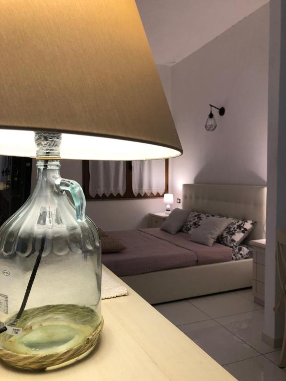 una lampada seduta su un tavolo in soggiorno di Elegante monolocale al centro del paese a Teulada