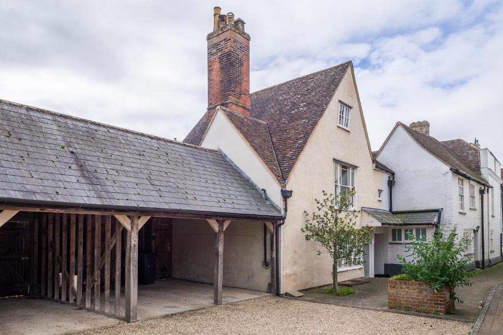 Wooden beamed 17th century cottage - White Lion