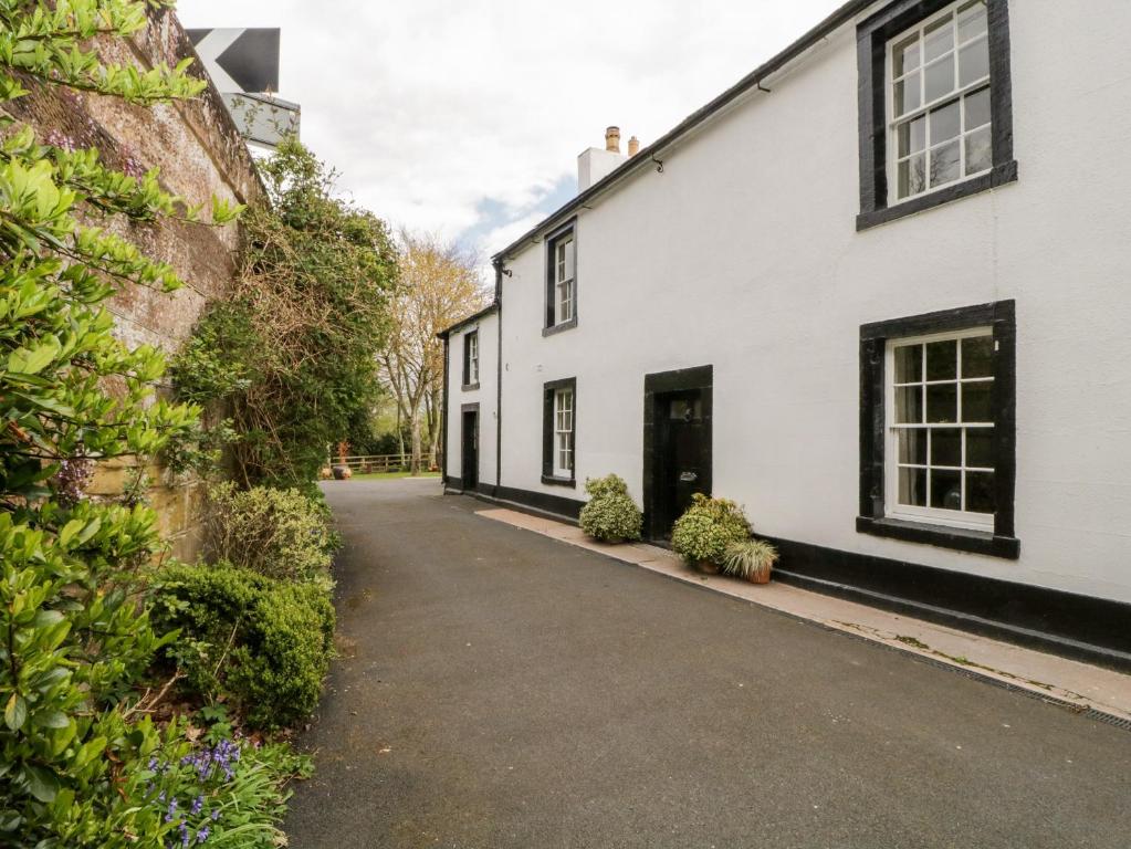 an empty street in a white house with plants at Otters Holt in Newby