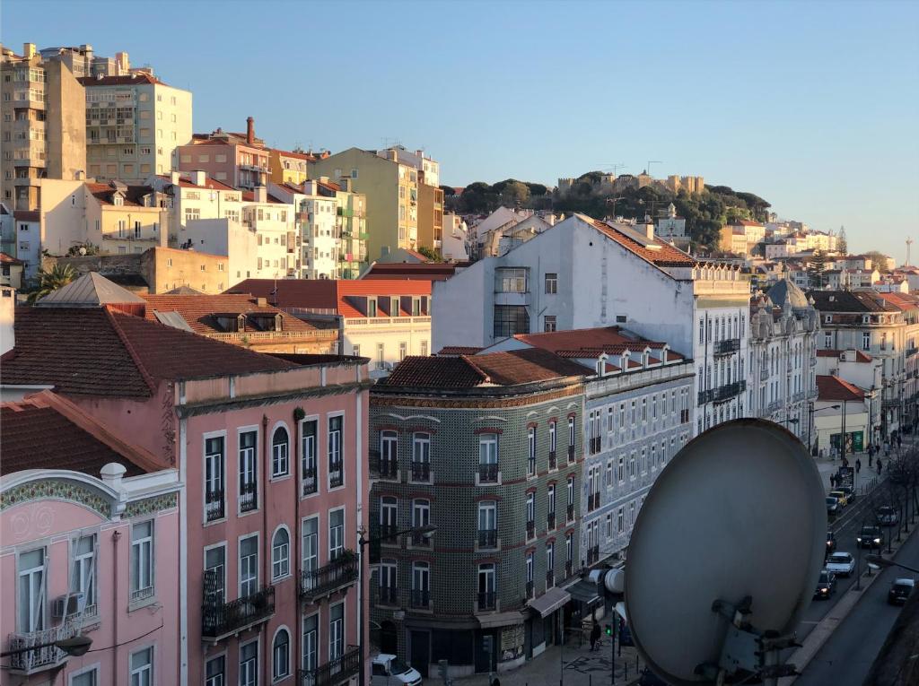 uma vista para uma cidade com edifícios e uma rua em Guest House Casa dos Reis em Lisboa