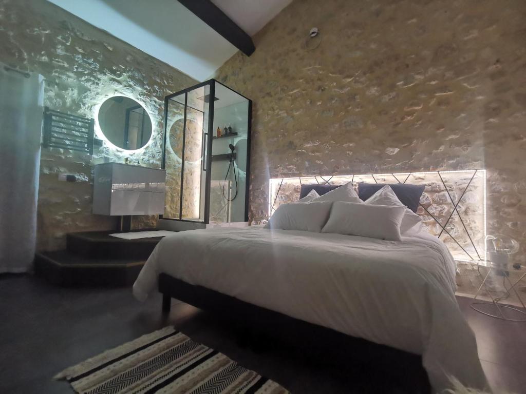 A bed or beds in a room at Le Domaine du Grand Cru
