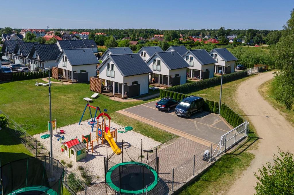 - une vue aérienne sur un domaine résidentiel avec une aire de jeux dans l'établissement Domki Morski Raj, à Dębki