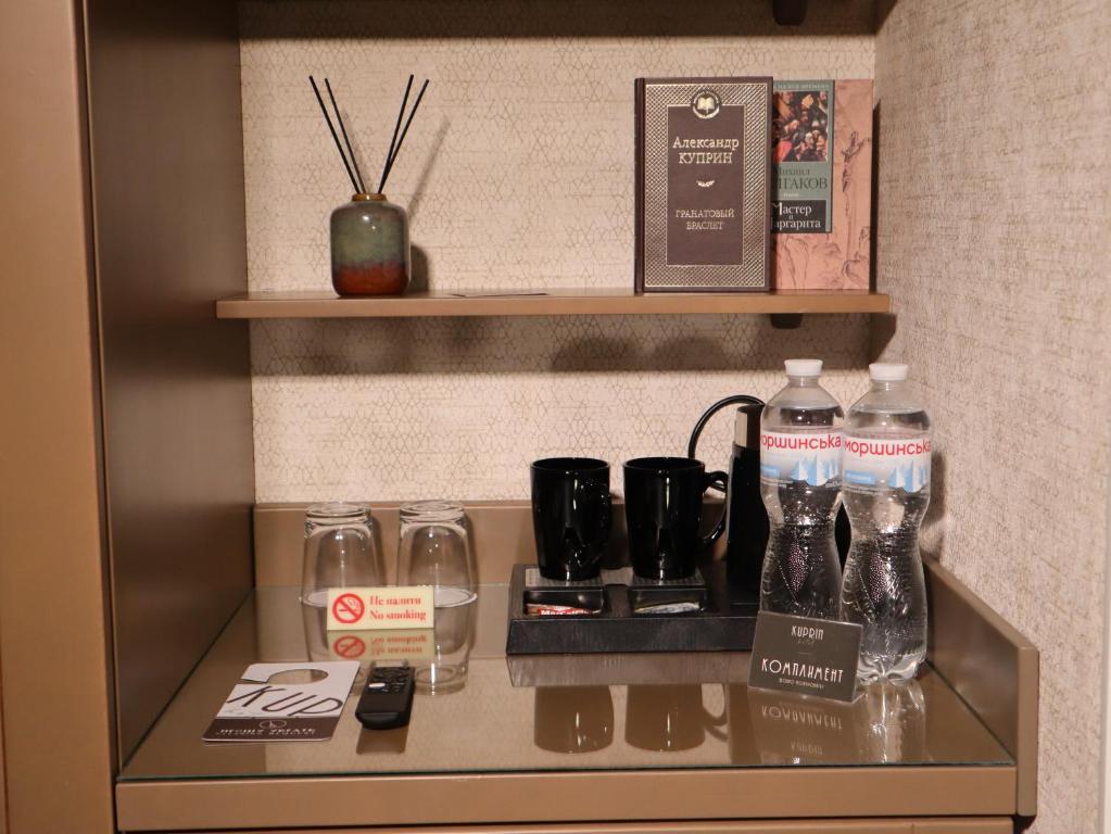 Příslušenství pro přípravu čaje a kávy v ubytování Kuprin Hotel