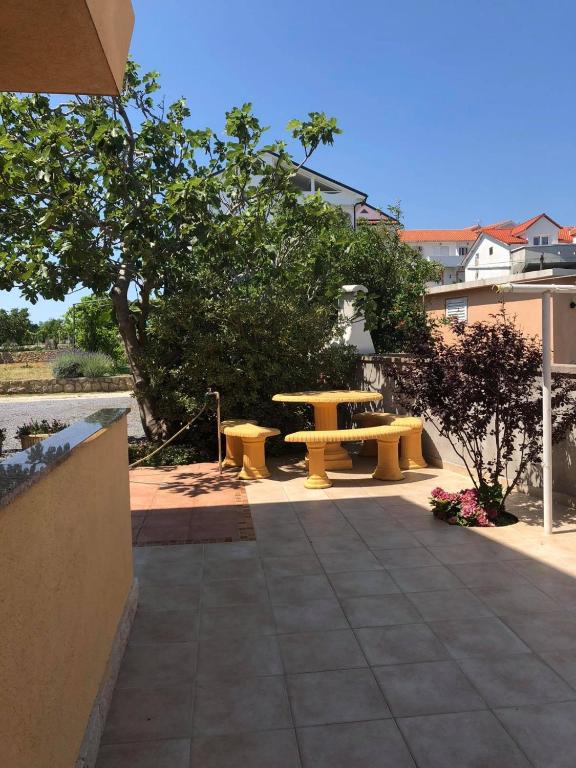 Balkón alebo terasa v ubytovaní Studio Apartment in Lopar with Terrace, Air Conditioning, Wi-Fi (4842-1)