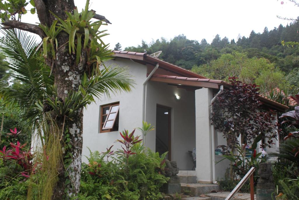  Casa com piscina aquecida e com grande área verde.
