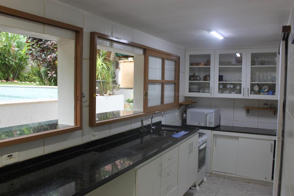  Casa com piscina aquecida e com grande área verde.