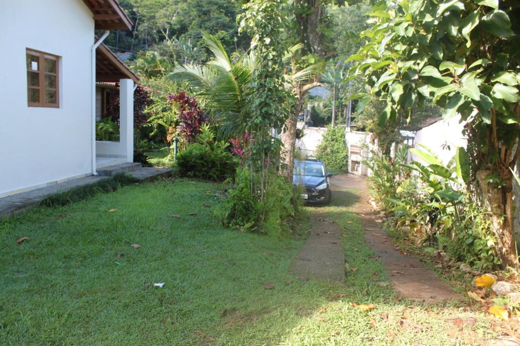  Casa com piscina aquecida e com grande área verde.