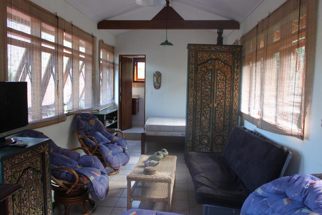  Casa com piscina aquecida e com grande área verde.