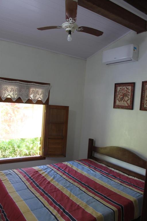  Casa com piscina aquecida e com grande área verde.